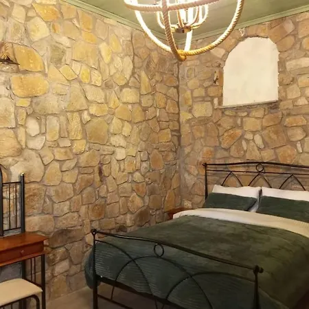 Anneta S Studiobear S Path Sklíthron