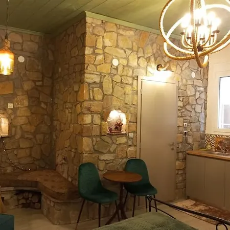 Anneta S Studiobear S Path * Sklíthron